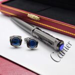 طقم قلم وكبك كارتير منقوش بتفاصيل دقيقة وأنيقة، مزوّد بنقش فاخر وحجر لامع. تصميم راقٍ يناسب أصحاب الذوق الرفيع، ويشكّل هدية مثالية لكل مناسبة مميزة.